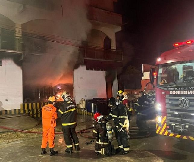 Incêndio de grandes proporções atinge residência que também funcionava como depósito de materiais recicláveis no bairro Lago Azul, Zona Norte de Manaus. VEJA VÍDEOS E REPORTAGEM DO 'PORTAL DO ZACARIAS' AO VIVO