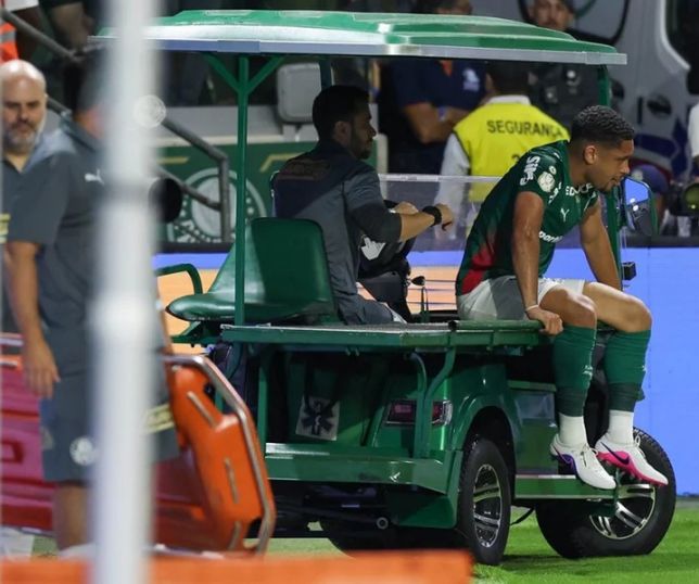 Vitor Roque relata dores após saída antecipada em vitória do Palmeiras