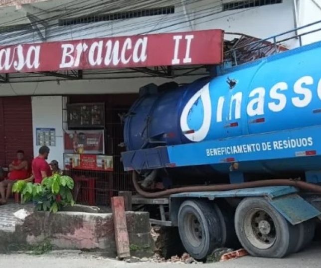 Caminhão-tanque invade calçada e destrói parte de comércio no bairro Jorge Teixeira, Zona Leste de Manaus