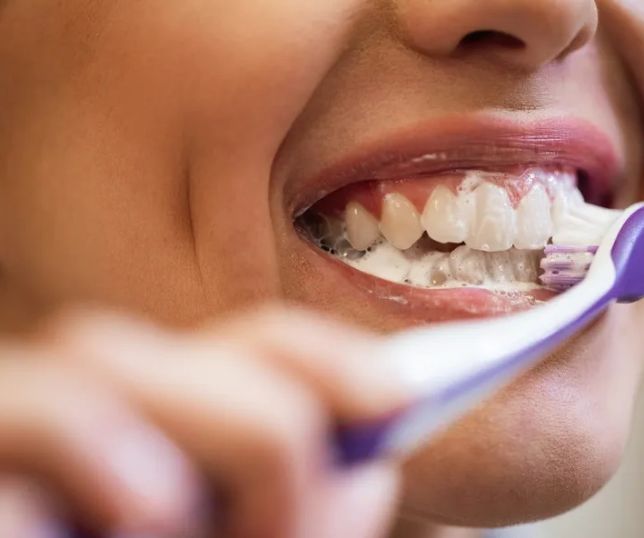 Escovar os dentes antes ou depois do café? Especialistas esclarecem o melhor momento