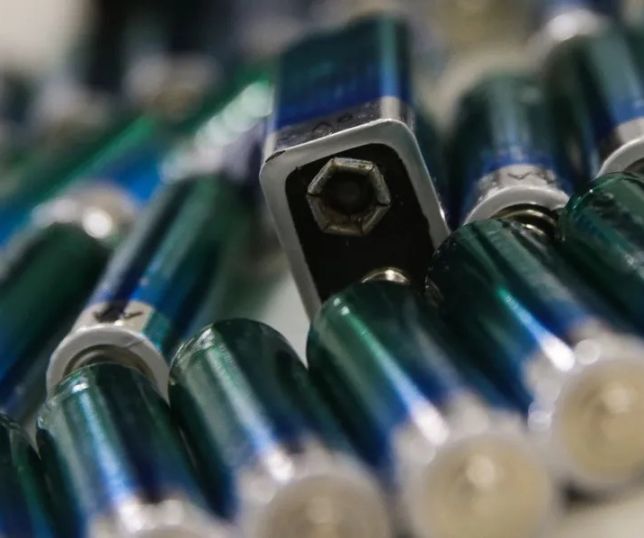 Brasil produz milhões de toneladas de lixo eletrônico por ano e desafio ambiental cresce