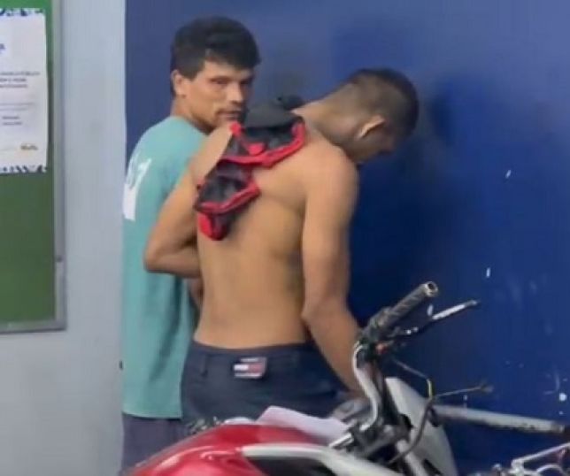 Ação da Rocam pega de surpresa e prende dois suspeitos de tráfico com bolsa recheada de drogas no bairro Tarumã, Zona Oeste de Manaus. VEJA VÍDEOS E REPORTAGEM DO ?PORTAL DO ZACARIAS? AO VIVO