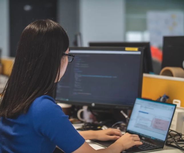 Mulheres ainda ganham menos que homens e desigualdade salarial persiste no Brasil