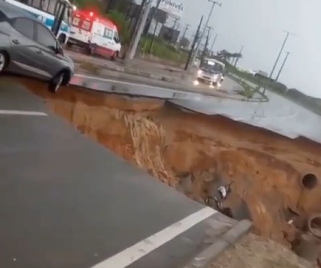 Cratera causada por fortes chuvas engole veículos e deixa vítima fatal em rodovia no Ceará. VEJA VÍDEO