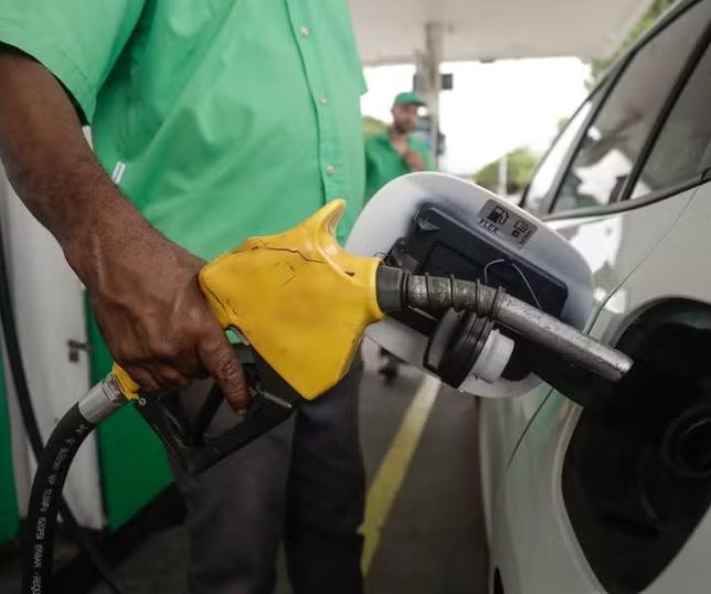 Combustíveis recuam pela 3ª semana, mas gás de cozinha segue em alta no país