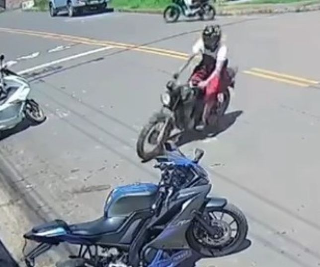 FLAGRANTE PERIGOSO: motoqueiro faz 'curva aberta' em esquina e assusta motoristas em Presidente Figueiredo, Região Metropolitana de Manaus. VEJA VÍDEO