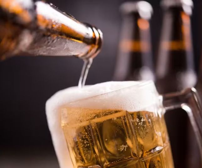 A cerveja é rica em vitamina B6, revela estudo. Ela então pode ter benefícios para a saúde? Veja o que diz a especialista