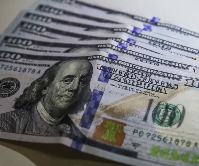 Dólar supera R$ 5 e Bolsa despenca com tensão global e decisão do Fed