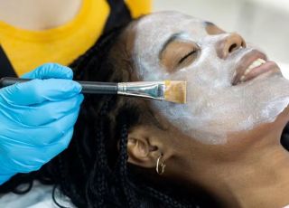 A ciência por trás das modas bizarras de tratamentos de pele, de sêmen de salmão a cocô de passarinho