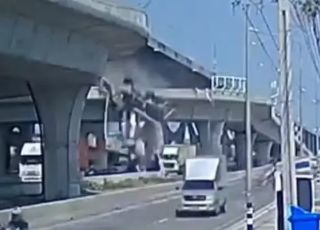 Caminhão de cimento rompe barreira de viaduto e despenca na Tailândia. VEJA VÍDEO