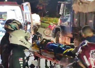 Motociclista de aplicativo e passageira ficam gravemente feridos em acidente de trânsito na Avenida das Flores, Zona Norte de Manaus