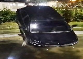 Motorista perde o controle da direção e carro preto cai no igarapé do Passarinho, bairro Monte das Oliveiras, Zona Norte de Manaus. VEJA VÍDEO