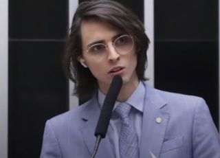 Deputado Amom Mandel reage com revolta após ataque à mãe nas redes sociais