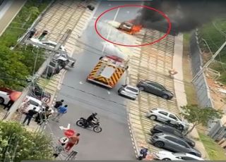Carro com cinco pessoas pega fogo em avenida do Conjunto Residencial Castanheiras, Zona Leste de Manaus. VEJA VÍDEO