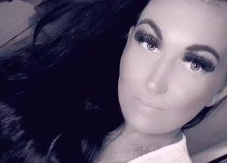 Mulher descobre tumor cerebral após alteração escondida por cílios postiços