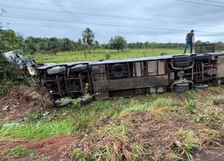Ônibus tomba na BR-174 em Caracaraí e deixa passageiros feridos. VEJA VÍDEO