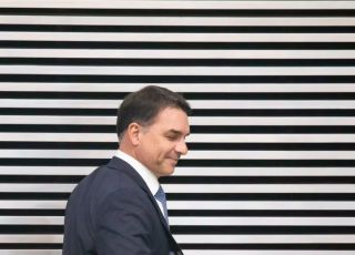 Flávio Bolsonaro acena ao agro, defende marco temporal e sugere que indígenas possam criar gado e explorar minério em terras