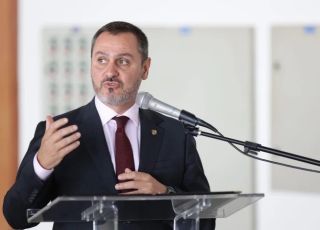 Crise institucional derruba chefe da Polícia Federal após polêmica com viagem patrocinada