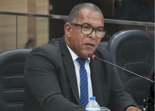 Vereador causa polêmica ao dizer que salário de R$ 13 mil ''não dá nem para fazer feira''. VEJA VÍDEO