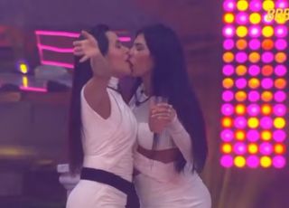 Beijo entre participantes agita festa do BBB 26 e repercute entre os brothers. VEJA VÍDEO