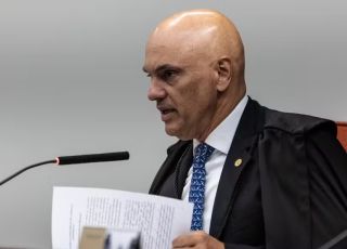 Moraes manda investigar Flávio Bolsonaro por suspeita de calúnia contra Lula
