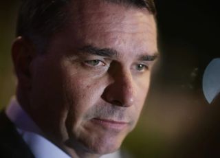 Flávio Bolsonaro se manifesta após Moraes determinar abertura de inquérito contra ele