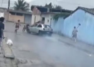 Homem atropela ex-companheira após não aceitar fim do relacionamento e foge. VEJA VÍDEO