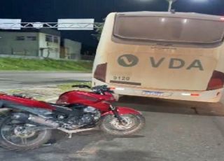 Motociclista cai na pista e vai parar debaixo de ônibus na Alameda Cosme Ferreira, Zona Leste de Manaus. VEJA REPORTAGEM DO 'PORTAL DO ZACARIAS' AO VIVO