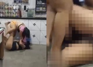SÓ VENDO PARA CRER! Confusão entre duas mulheres em bar vira pancadaria com puxões de cabelo e cena constrangedora. VEJA VÍDEO