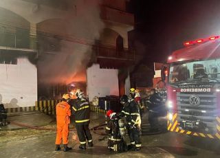 Incêndio de grandes proporções atinge residência que também funcionava como depósito de materiais recicláveis no bairro Lago Azul, Zona Norte de Manaus. VEJA VÍDEOS E REPORTAGEM DO 'PORTAL DO ZACARIAS' AO VIVO