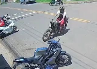 FLAGRANTE PERIGOSO: motoqueiro faz 'curva aberta' em esquina e assusta motoristas em Presidente Figueiredo, Região Metropolitana de Manaus. VEJA VÍDEO