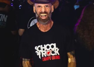 Homem com câncer terminal organiza festa para o próprio velório (em vida)