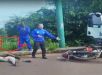 Motocicleta bate de frente com caminhão-baú e homem fica agonizando na pista no município de Iranduba, Região Metropolitana de Manaus. VEJA VÍDEO