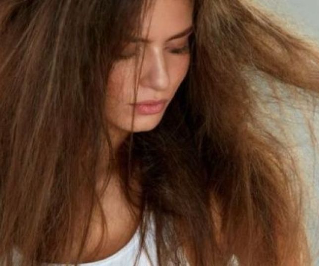 Cabelo opaco e quebradiço após sol e mar: entenda os danos e como recuperar os fios