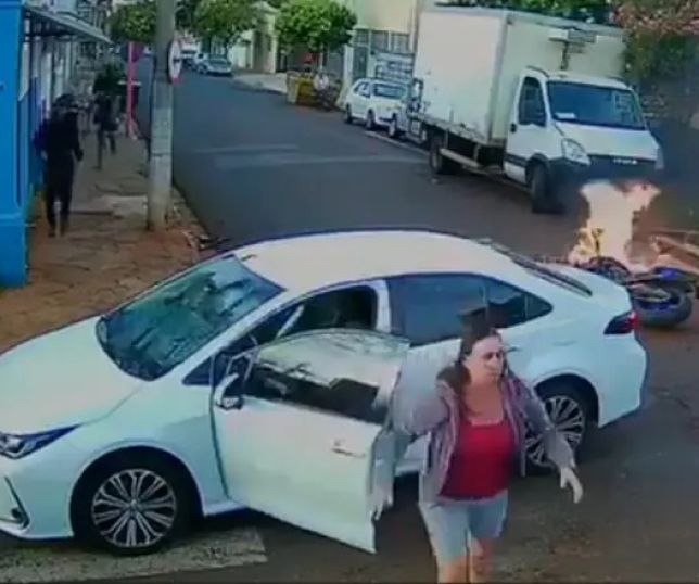 Moto explode após motociclista ser arremessado em grave acidente; vídeo circula nas redes. VEJA 