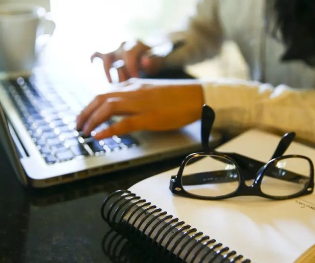 Violência digital contra mulheres jornalistas cresce e amplia autocensura, aponta relatório