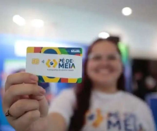 Pé-de-Meia reduz abandono escolar em quase 50% no Amazonas em dois anos
