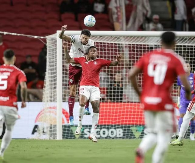 Fluminense perde para o Internacional e deixa escapar chance de encostar no líder Palmeiras