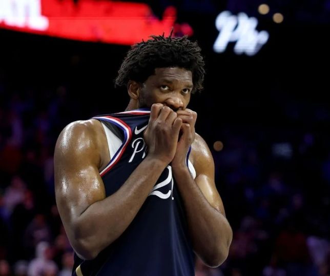 Joel Embiid desfalca os 76ers no jogo 2 contra os Knicks após novas dores