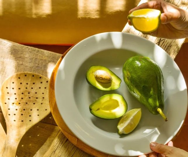 Chá de caroço de abacate com limão ganha fama por benefícios à saúde e ação antioxidante