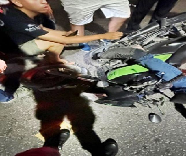 Bombeiros socorrem homem atropelado por carro e que ficou com pé preso à engrenagem da motocicleta na Zona Centro-Sul de Manaus. VEJA VÍDEO