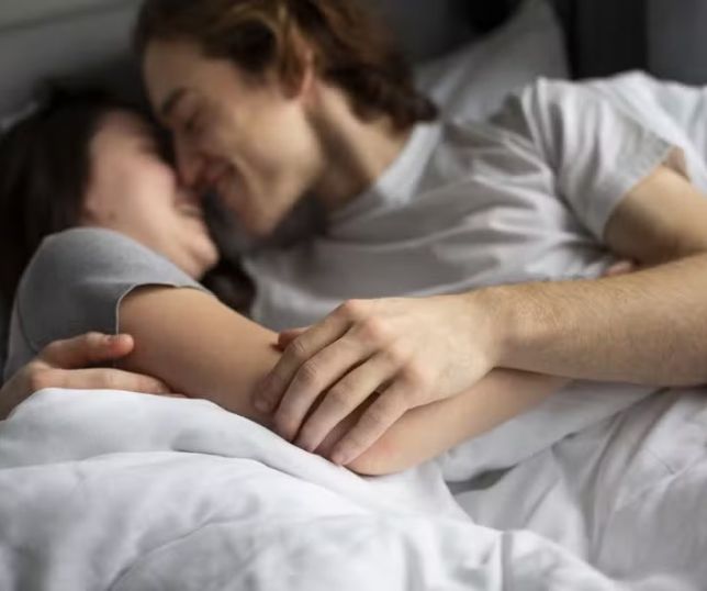 Nunca se falou tanto sobre sexo e nunca houve tanta gente perdida: o retrato de uma geração entre excesso de informação e confusão emocional