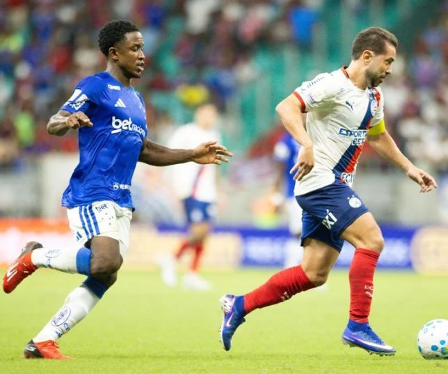 Cruzeiro busca virada no fim, bate o Bahia fora de casa e sobe na tabela do Brasileirão