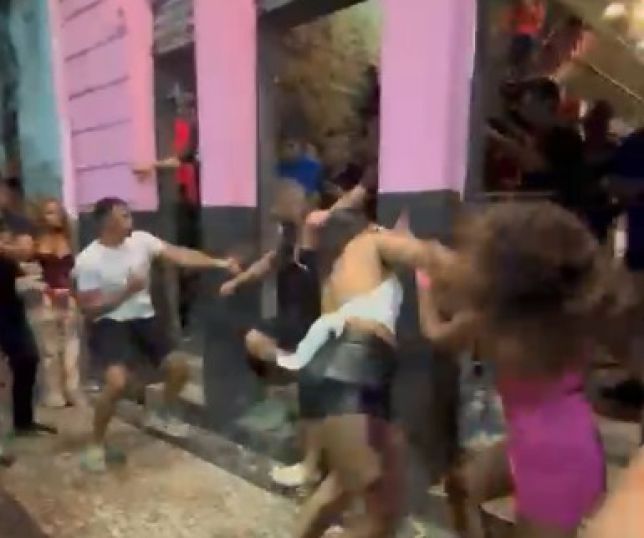 PAU QUEBROU! Homem e mulheres saem na mão em bar e vídeo da confusão viraliza nas redes sociais. VEJA AS IMAGENS