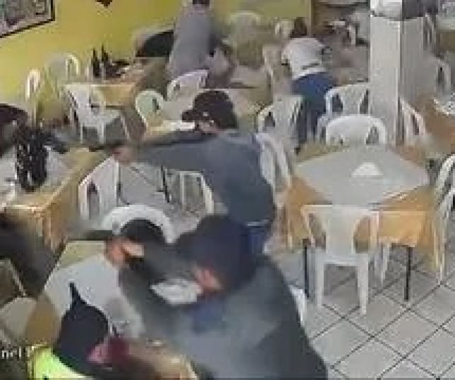 Ataque a tiros em restaurante deixa seis mortos e duas pessoas gravemente feridas. VEJA VÍDEO