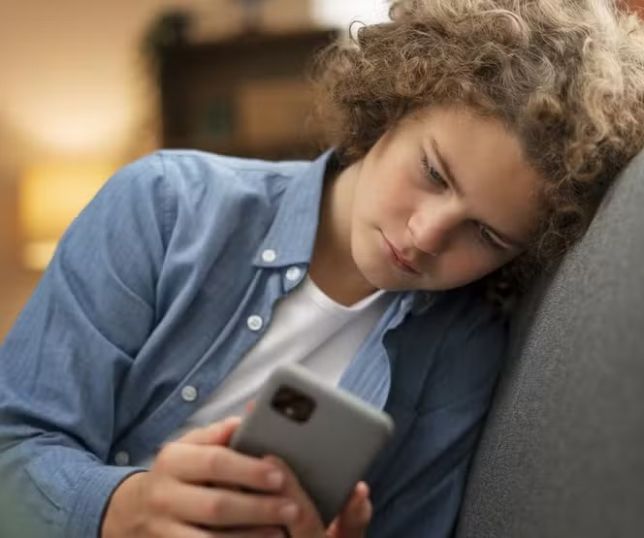 71% dos jovens brasileiros se sentem infelizes ao usar redes sociais, aponta pesquisa
