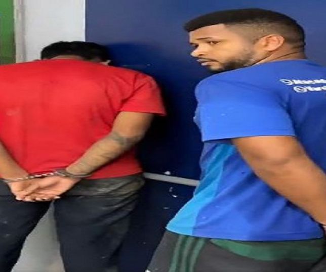 Dois suspeitos são presos pela Romu após assalto aos passageiros de ônibus da linha 130 no bairro Tarumã, Zona Oeste de Manaus. VEJA REPORTAGEM DO ?PORTAL DO ZACARIAS? AO VIVO