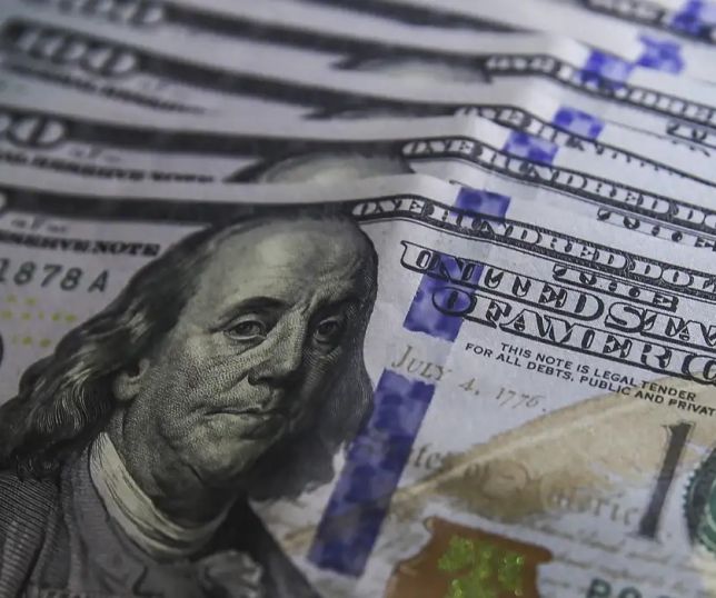 Mercado reage a crise política e dólar fecha acima de R$ 5
