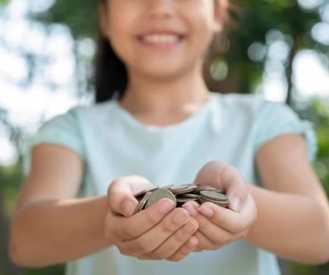 Educação financeira infantil vai além de formar ''mini investidores'' e foca no controle dos impulsos, diz especialista