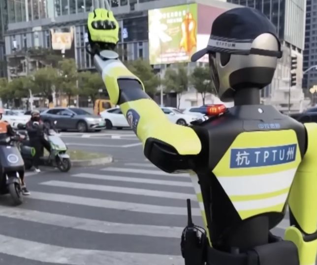 China coloca robôs humanoides nas ruas para controlar o trânsito e parece cena de ficção científica. VEJA VÍDEO